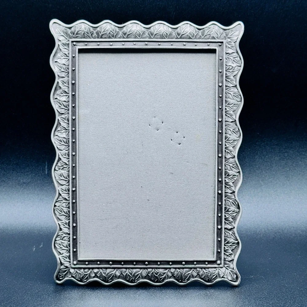 Vintage Ornate Silver Tone Leaf Scalloped Metal Picture Frame 4 X 6 Tabletop